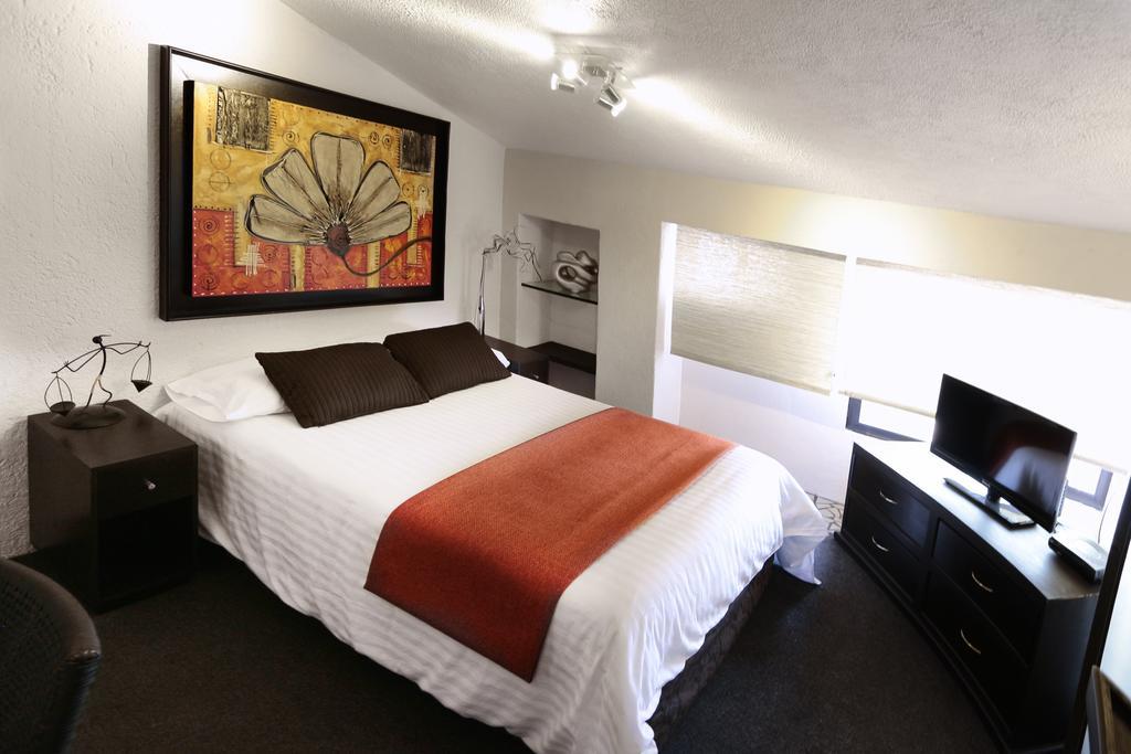 Aztic Hotel And Executive Suites Mexico City Room photo