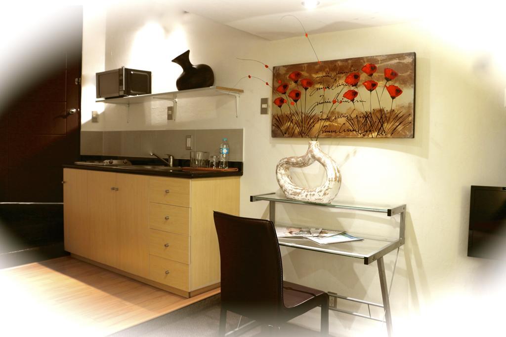 Aztic Hotel And Executive Suites Mexico City Room photo