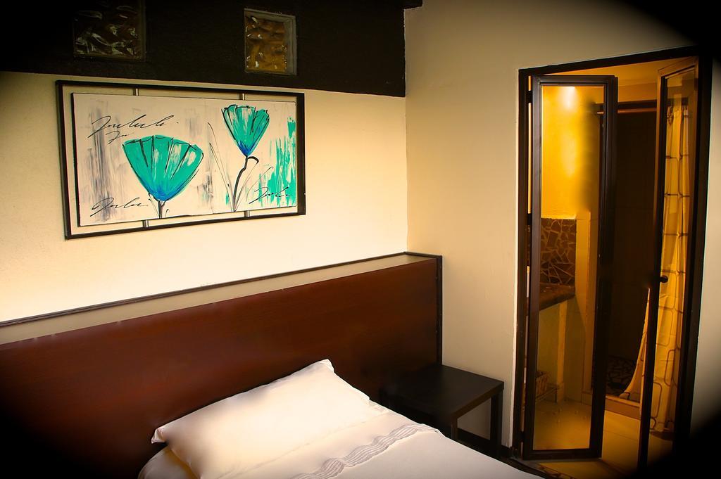 Aztic Hotel And Executive Suites Mexico City Room photo