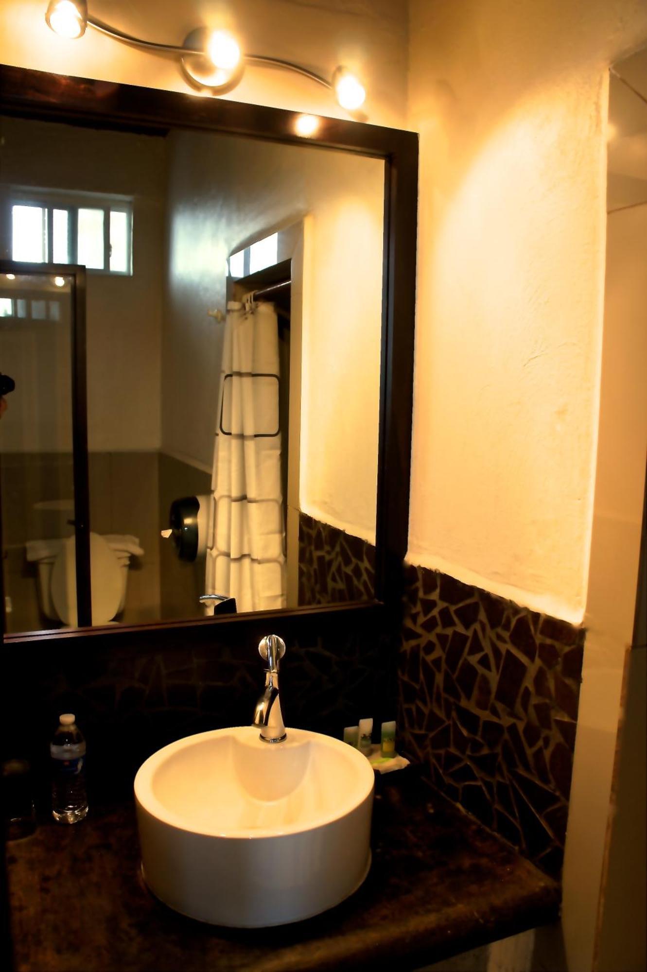 Aztic Hotel And Executive Suites Mexico City Room photo
